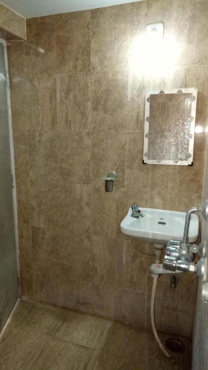 Ishan Paying Guest House Varanasi Bagian luar foto