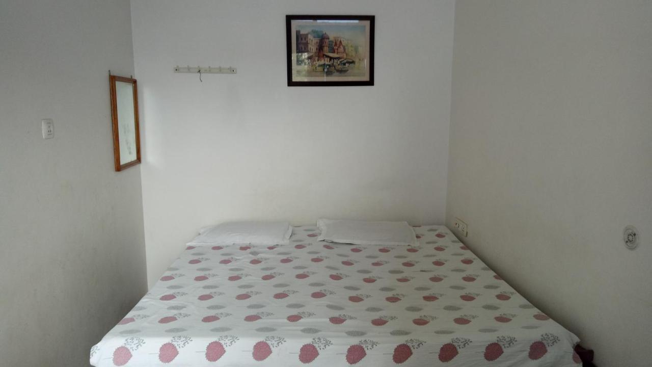 Ishan Paying Guest House Varanasi Bagian luar foto