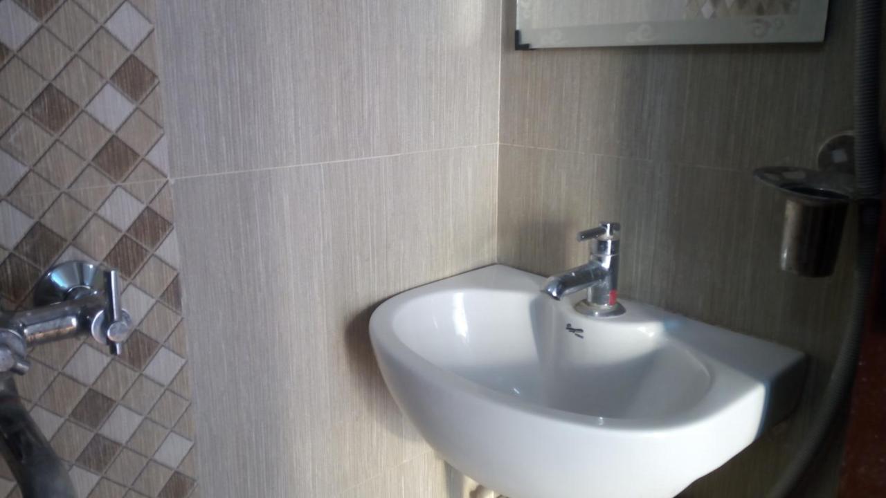Ishan Paying Guest House Varanasi Bagian luar foto